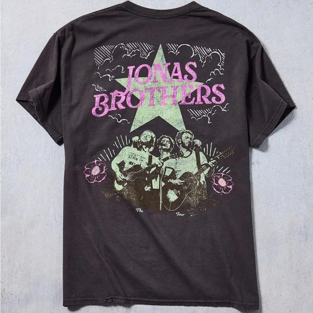 NWOT Urban Outfitters Jonas Brothers Graphic Tee Size Medium - Picture 2 of 11
